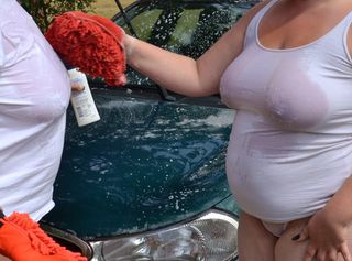 Ich wasche mit meiner Lesben Freundin mein Auto. Wir seifen nicht nur das Auto ein sondern gegenseitig auch unsere weißen Shirts. Du siehst unsere XXL Titten durch den Stoff. So geil wie bei uns wird nur selten ein Auto gewaschen