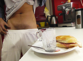 Vorschaubild vom Privatporno mit dem Titel "MorgenpisseTEE zum Frühstück"