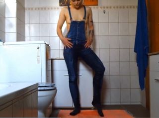 Vorschaubild vom Privatporno mit dem Titel "Latz Jeans mit Pisse"