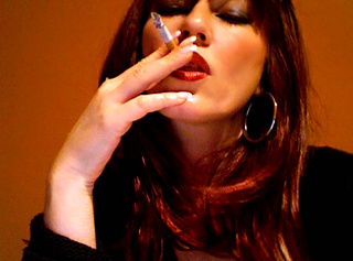 Vorschaubild vom Privatporno mit dem Titel "Julie raucht eine Zigarette"