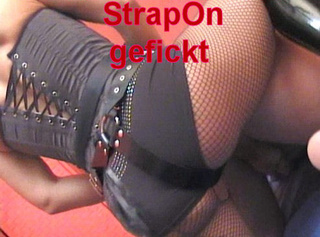 Vorschaubild vom Privatporno mit dem Titel "Sklave mit StrapOn gefickt"