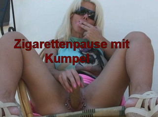 Vorschaubild vom Privatporno mit dem Titel "Zigarettenpause mit Kumpel Dildo"