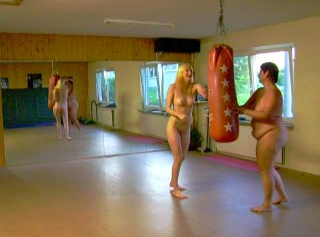 Vorschaubild vom Privatporno mit dem Titel "Im Fitnessstudio mit Freundin...."