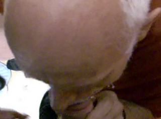 Vorschaubild vom Privatporno mit dem Titel "Ein Rentner saugt mich aus"