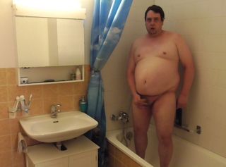 Ich mache geile Sauereien und treibe mein lüsternes Unwesen im Badezimmer. Magst du mir dabei zusehen?