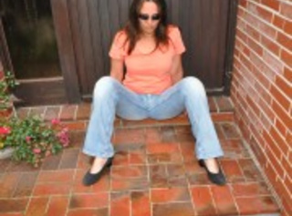 Vorschaubild vom Privatporno mit dem Titel "NS vor der Haustür in die jeans"