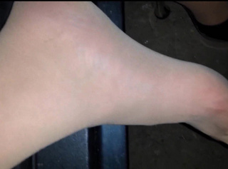 Vorschaubild vom Privatporno mit dem Titel "Cindy Devot 04: High Heels im Feld ausziehen"