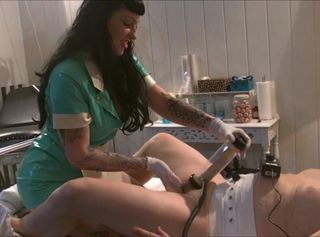 Vorschaubild vom Privatporno mit dem Titel "Zwangsentsamung in Segufix durch die perverse Krankenschwester Lady Vampira mit der Melkmaschine"