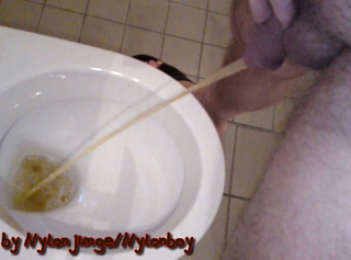 Vorschaubild vom Privatporno mit dem Titel "Morgenurin (In die Toilette pissen)"