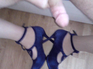 Vorschaubild vom Privatporno mit dem Titel "Die blauen Heels bespritzen"