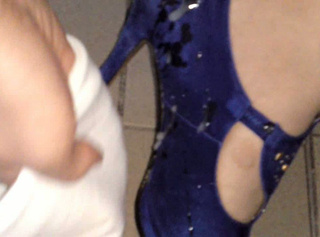 Vorschaubild vom Privatporno mit dem Titel "Blaue Schuhe säubern"