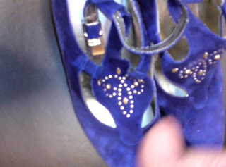 Vorschaubild vom Privatporno mit dem Titel "Geliehen Schuhe (für FAN) besamen 2"