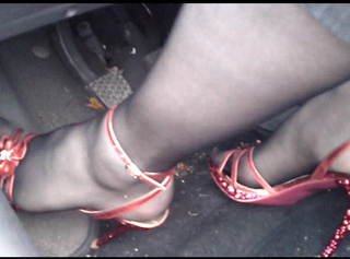 Vorschaubild vom Privatporno mit dem Titel "Fahren in Roten Heels"