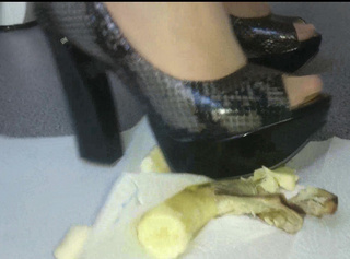 Vorschaubild vom Privatporno mit dem Titel "Eine Sie zermascht meine Banane **Peeptoes**"