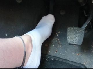 Vorschaubild vom Privatporno mit dem Titel "Weiße Sneaker Socken im Auto ** Pedal Pumping **"