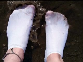 Vorschaubild vom Privatporno mit dem Titel "Weiße Sneaker Socken in der Pfütze"