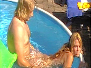 Vorschaubild vom Privatporno mit dem Titel "Lehrerin geil im Pool gefickt (100% echt)"