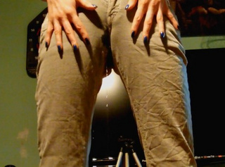 Vorschaubild vom Privatporno mit dem Titel "in geiler hellen Jean gepisst nah"