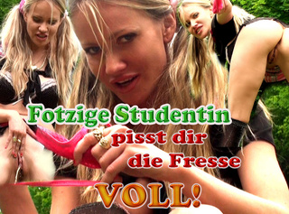 Vorschaubild vom Privatporno mit dem Titel "Fotzige Studentin pisst dir die Fresse voll!!"