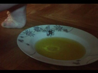Vorschaubild vom Privatporno mit dem Titel "Teller Urin Suppe"