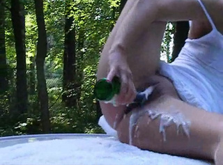 Vorschaubild vom Privatporno mit dem Titel "Sektflasche auf dem Autodach"
