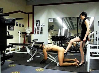 Vorschaubild vom Privatporno mit dem Titel "transdomina erniedrigt bodybuilder"
